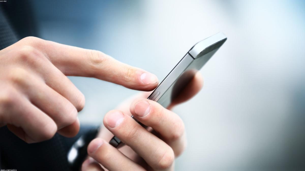 Illustration de l'article : Abréviations anglaises : SMS, chat, email et langage professionnel (guide complet)