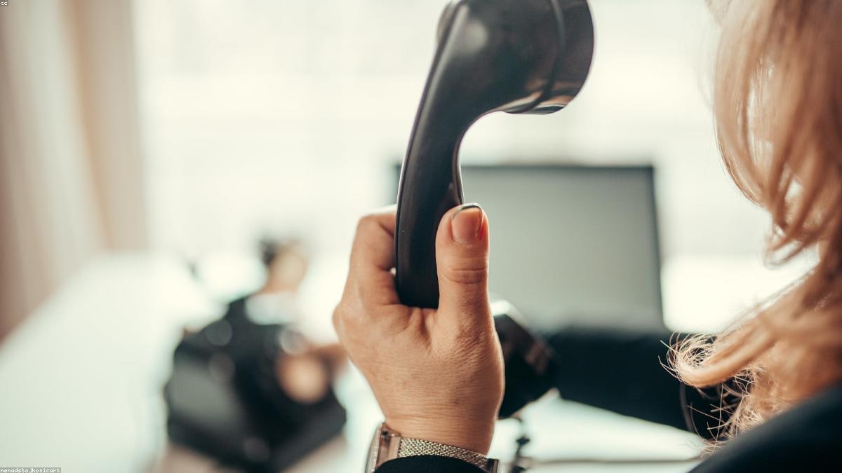 Personne présentant des slides en anglais devant un public professionnel