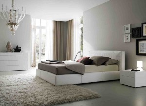 Chambre moderne avec lit, tapis moelleux et grande fenêtre.