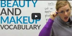 Femme enseignant le vocabulaire anglais du maquillage devant un tableau blanc.